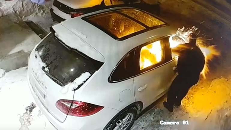 Έβαλε φωτιά στην Porsche!